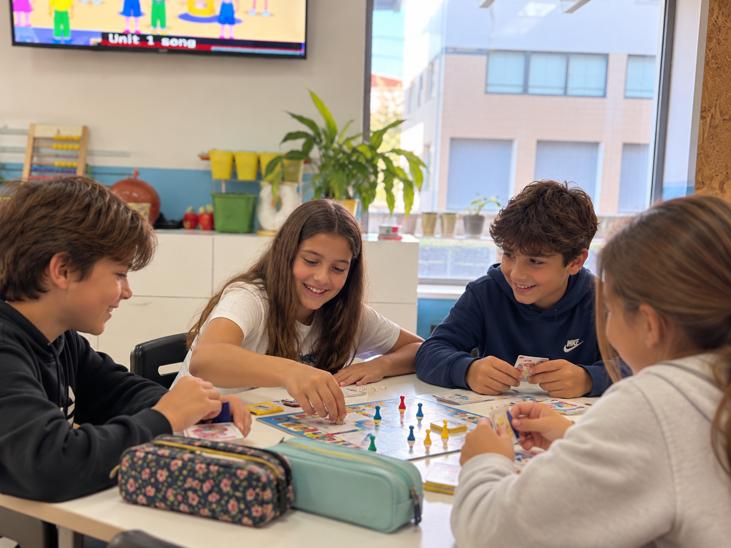 jovens a divertir-se no apoio escolar na figueira da foz