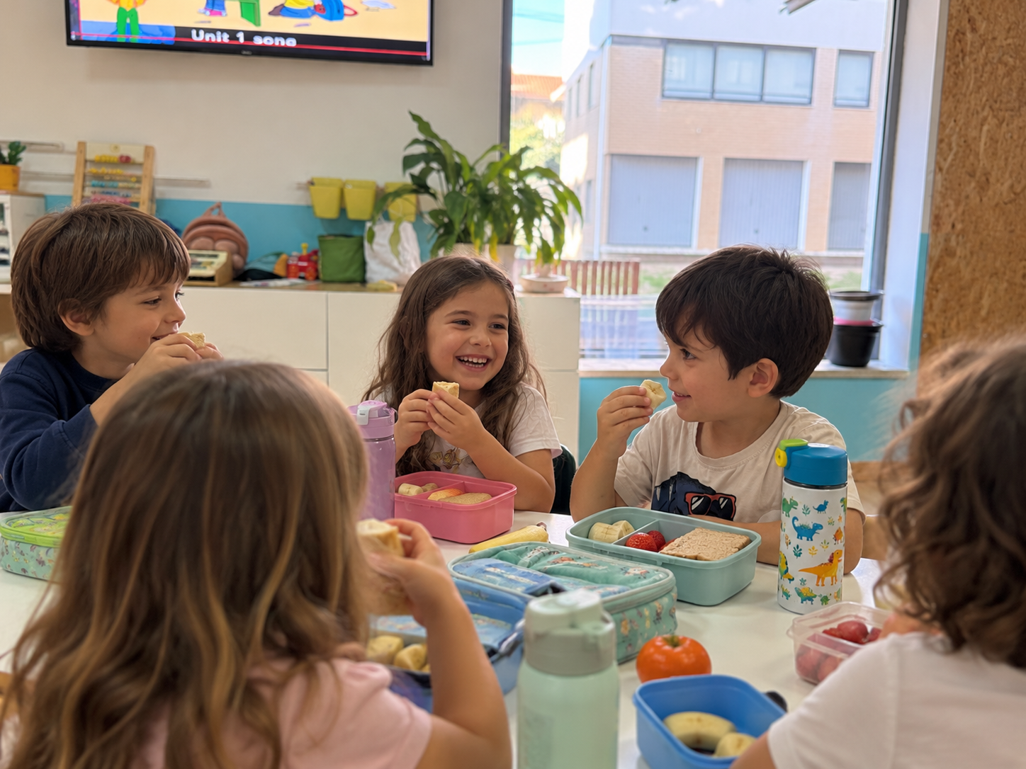 Crianças a lanchar no apoio escolar na figueira da foz