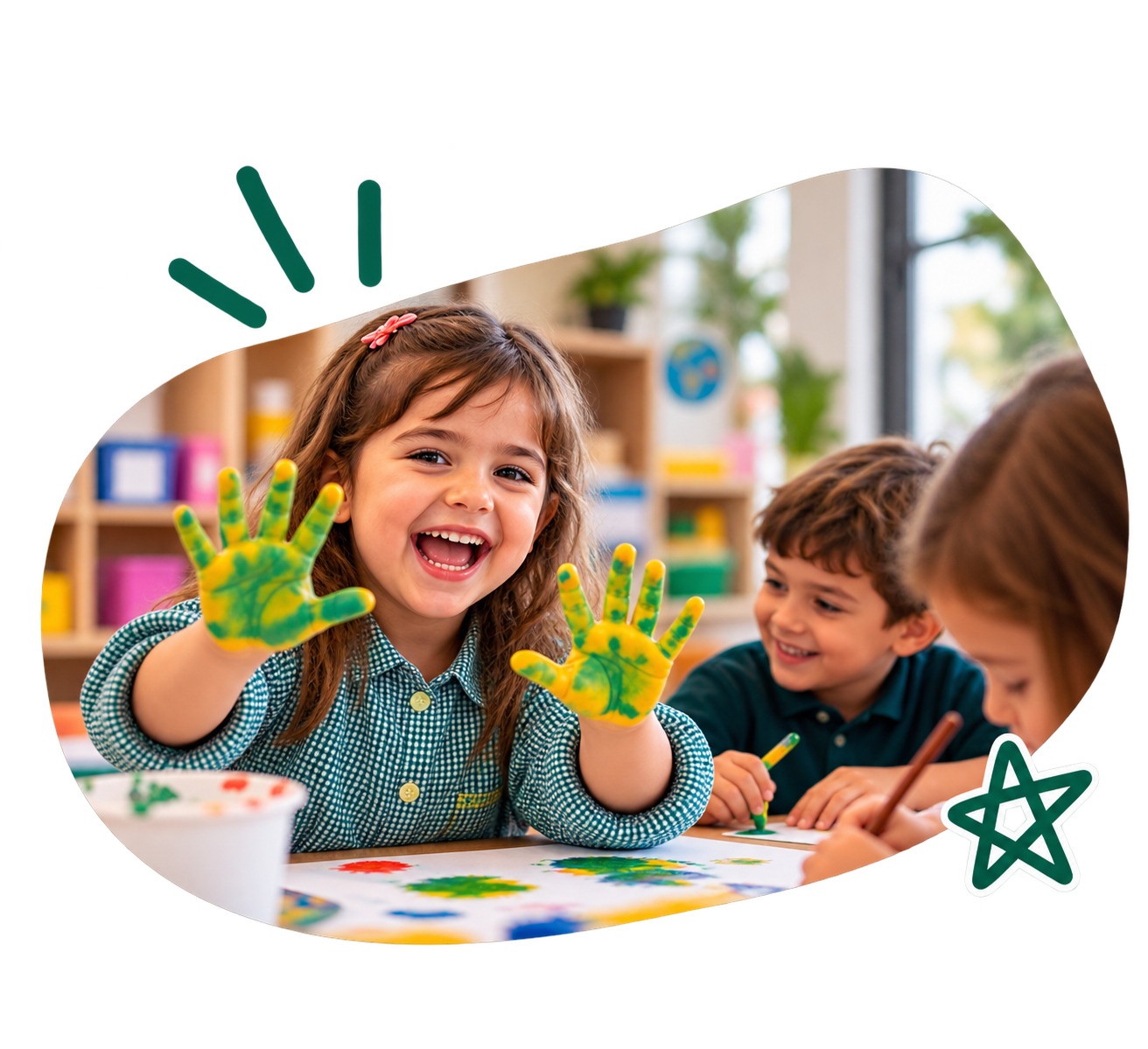 Crianças em idade pré-escolar a participar numa atividade criativa de aprendizagem