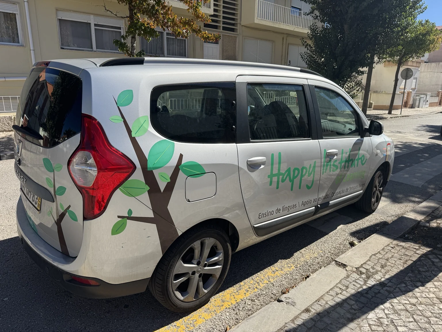 Carrinha real da Happy Institute of Learning